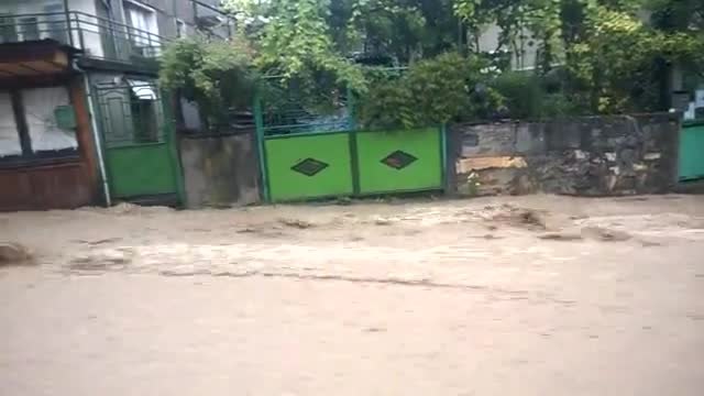 Наводнения в Троян днес - евакуираха хора