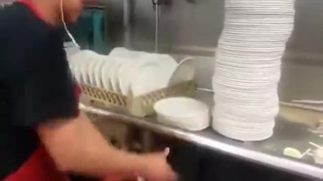 Ето как се мият над 500 чинии само за две минути!