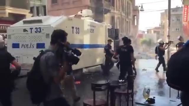 Протестиращ получава изстрел от полицейско водно оръдие в лицето !