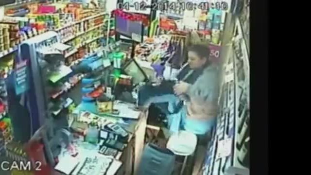 Двама пенсионери барикадират крадец в супермаркет (видео)