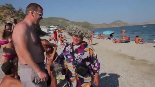 Каква ли е тази руска традиция - баене с трева на плажа в Русия...голям смях!!!