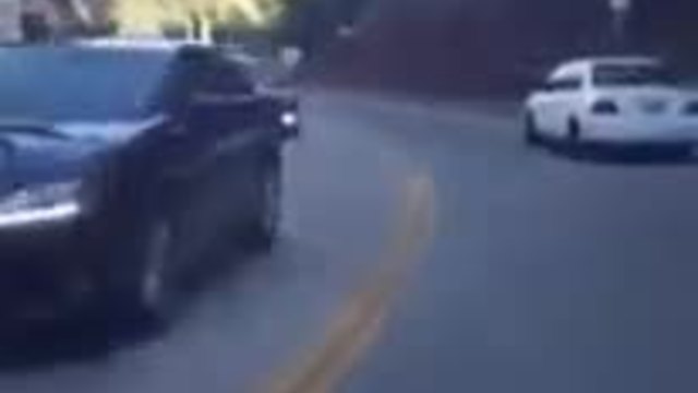 Шофьор от Лос Анджелис шофира назад километри на ред в трафик