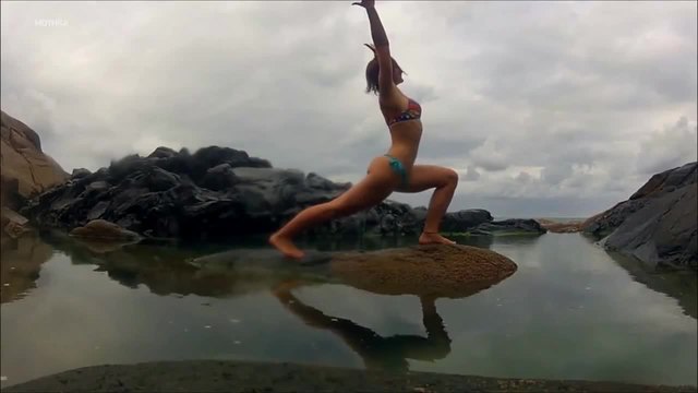 Забавен инцидент на йога инструкторка на брега на океана