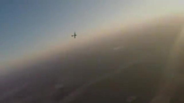 Невъзможен скок без парашут и приземяване на батут в хангар