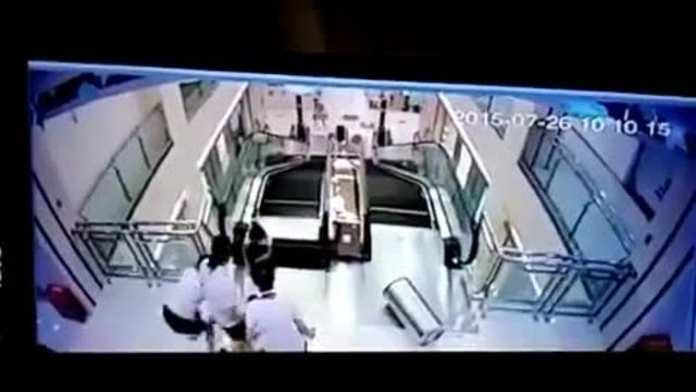 Жена спаси сина си и загина от ескалатор