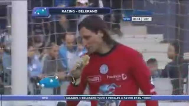 Хвърлиха сандвич по вратар, той го изяде