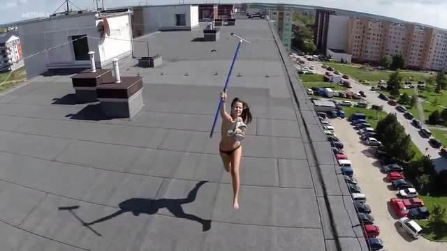 Дрон улови комшийката,която се печеше гола до кръста на покрива на блока!