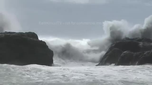 Тайфун в Китай образува 10 метрови вълни по крайбрежието (видео)