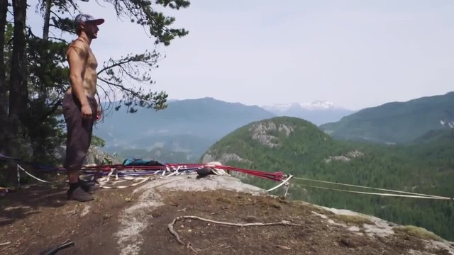 Невероятно! Световен рекорд по ходене на въже без обезопасяване free solo slackline 290 м височина