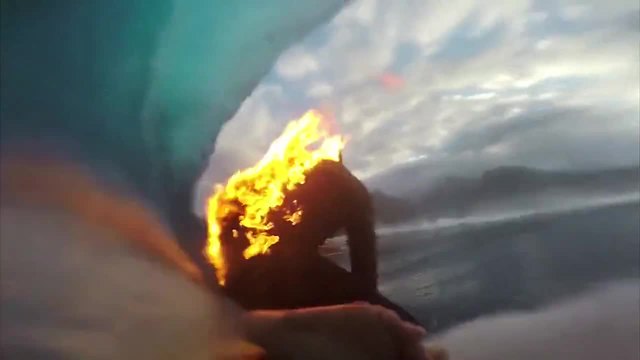 Сърфиране в пламъци в една от най-опасните вълни в света