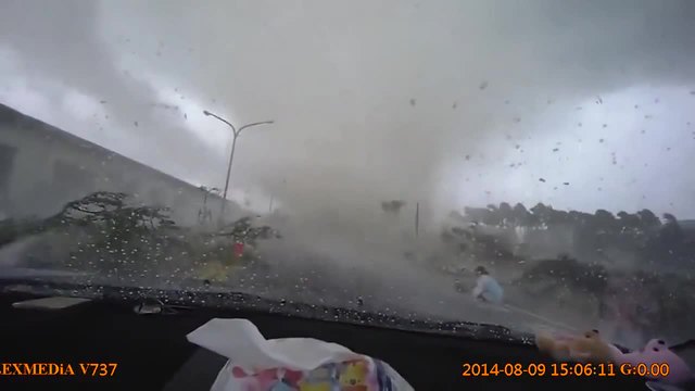 Страшно торнадо заснето от камерата в колата (видео)
