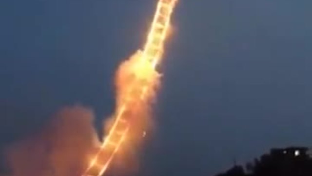 Изключителна Стълба към небето направени от Фойерверки