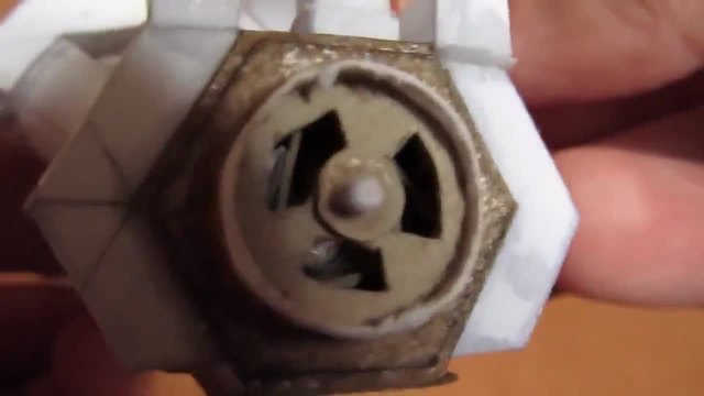 Малък V 6 двигател от хартия работещ със сгъстен въздух