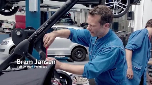 Volkswagen направи детска количка, която спира сама (видео)