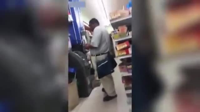 Вижте мъж как побеснява на банкомат след като, не му пуска парите