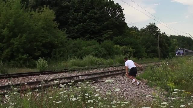 Щур лудак се тренира - младежа скача пред движещ се влак