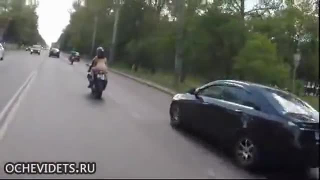 В Русия момиче се вози съвсем голо на мотор....моля не гледайте ако сте на светофара!!! ..смях