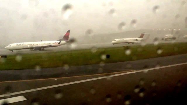 Мълния разцепи самолет на американско летище (видео)