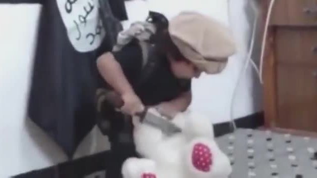 Момченце от "Ислямска държава" обезглави мечето си