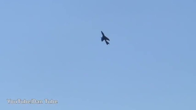 Бомбардировач се разби по време на авиошоу