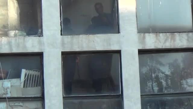 Мъж в Благоевград преби съседа си и се барикадира в жилището си