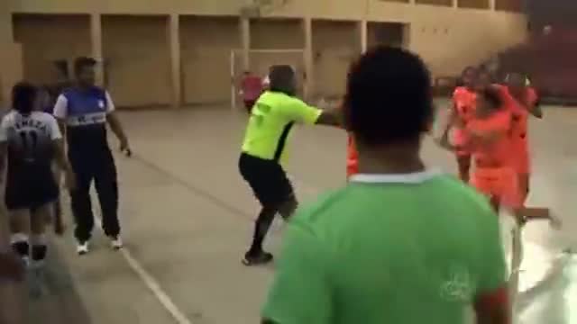 Брутален женски футбол, шут в главата и масов бой на терена