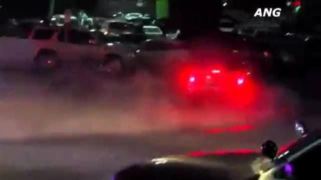 Жена бяга от полицаите с кола направи ги смешни ,после избухва в танц
