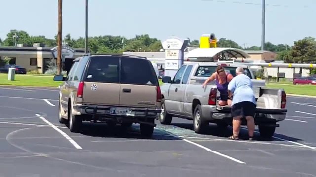 Момчета срещу мъж, който бие жена си на обществен паркинг