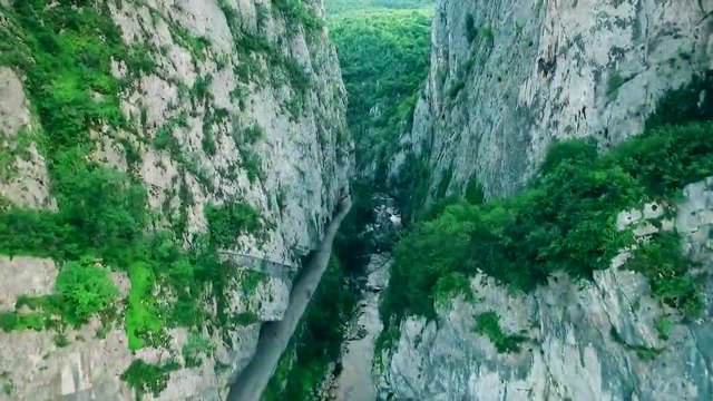 Сърбия! Западните покрайнини край Погановски манастир в каньона на река Ерма заснета с дрон