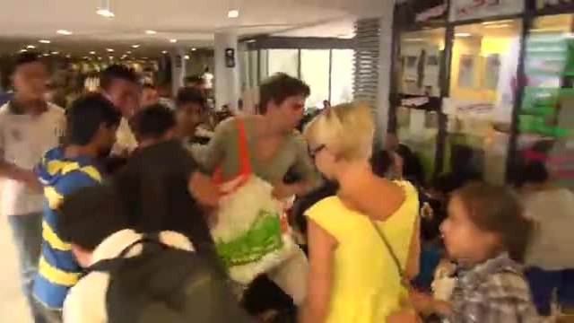 Ужасно ! Бежанци разграбват чантата на местен ,след като дава храна на едни от тях !