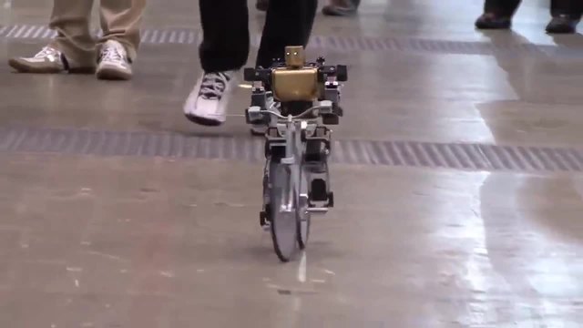 Робот се вози на мотор като човек.