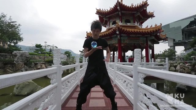 Жонглиране със стъклени сфери в Тайланд (ВИДЕО)