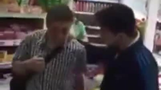Продавач залавя крадец в магазин , раздаде му правосъдие на място!