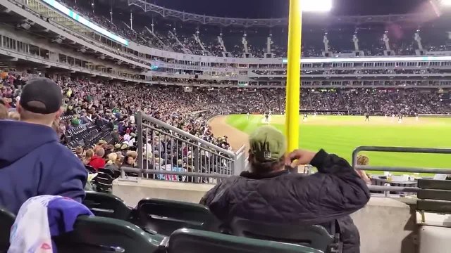 Пичът, който показа среден пръст на мексиканската вълна