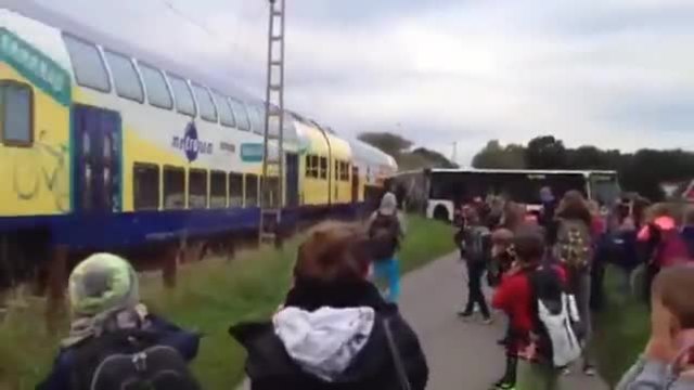 Деца родени с късмет при влакова катастрофа на автобусът им !