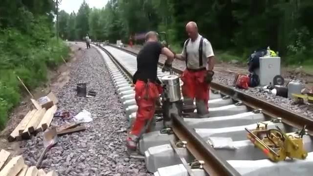 Работници правят впечатляващо бърза термитна заварка на Жп релси