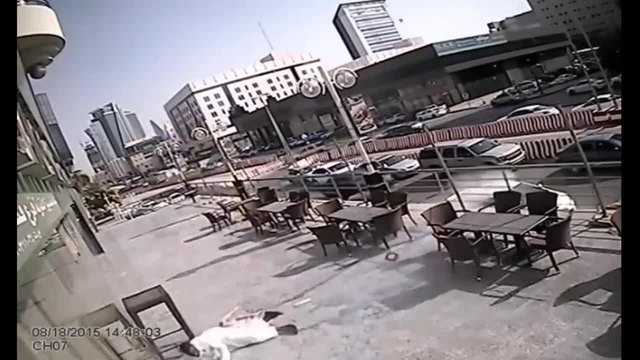 Огромно стъкло се стовари върху саудитец, той стана и си продължи по пътя