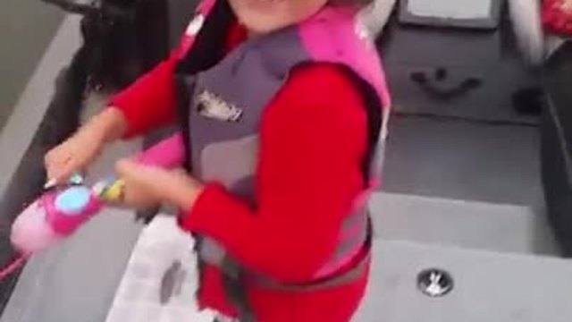 Момиченце на риболов и реакцията и на първият улов !