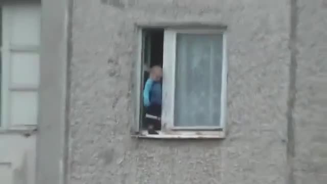 3-годишно момченце излиза от прозореца на апартамент в блок в Русия - Майката дори не разбрала