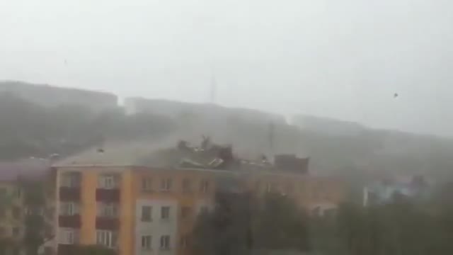 Циклон отнеся покрива на къща в Русия! ВИЖТЕ ВИДЕО!