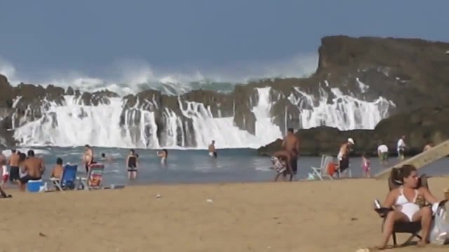 Невероятно красиви вълни на плажа в Пуэрто Рико