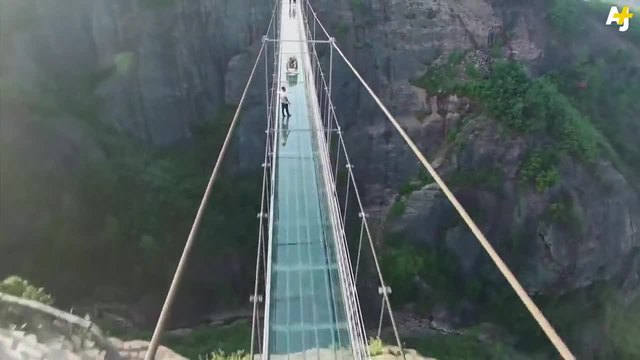 Вижте Уникалният Стъклен Мост в Китай !!!