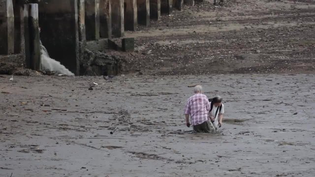 Смело момче легна в калта за да спаси двама фотографи (ВИДЕО) Кой днес от нас би помогнал на някого по този начин!???