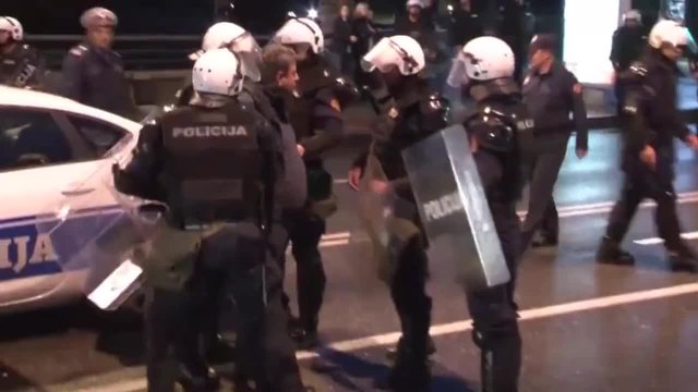 Полицията атакува протестиращите в Подгорица, има пострадали