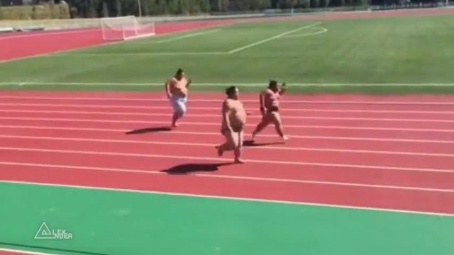 Сумисти тренират бягане на 100 метрa