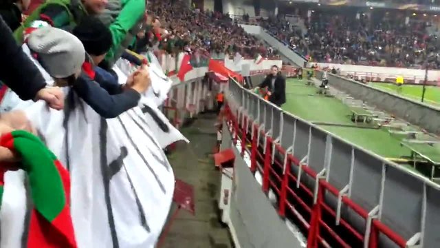 Футболен запалянко надхитри хората от охраната пред очите на цял стадион (ВИДЕО)