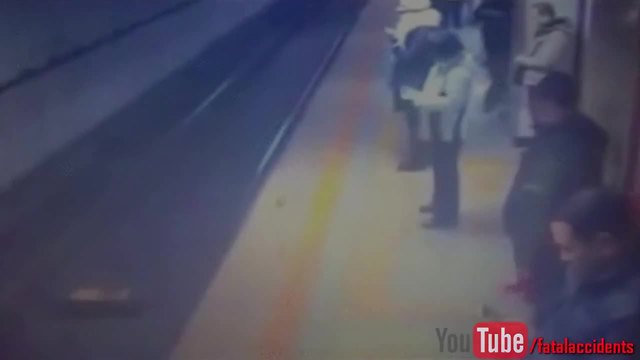 Мъж скача върху коловозите на метрото  за самоубийство