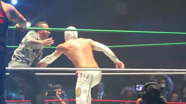 Люис Хамилтън показа класа и на ринга