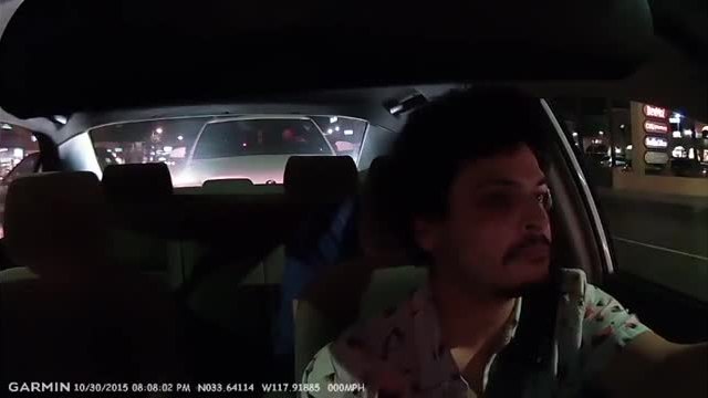 Таксиметров шофьор се справя с изненадващо нападение от пиян клиент!