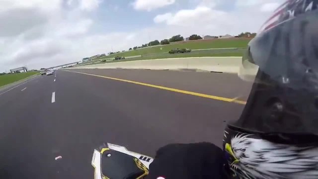 Мотоциклетист минава покрай колегите си с бясна скорост